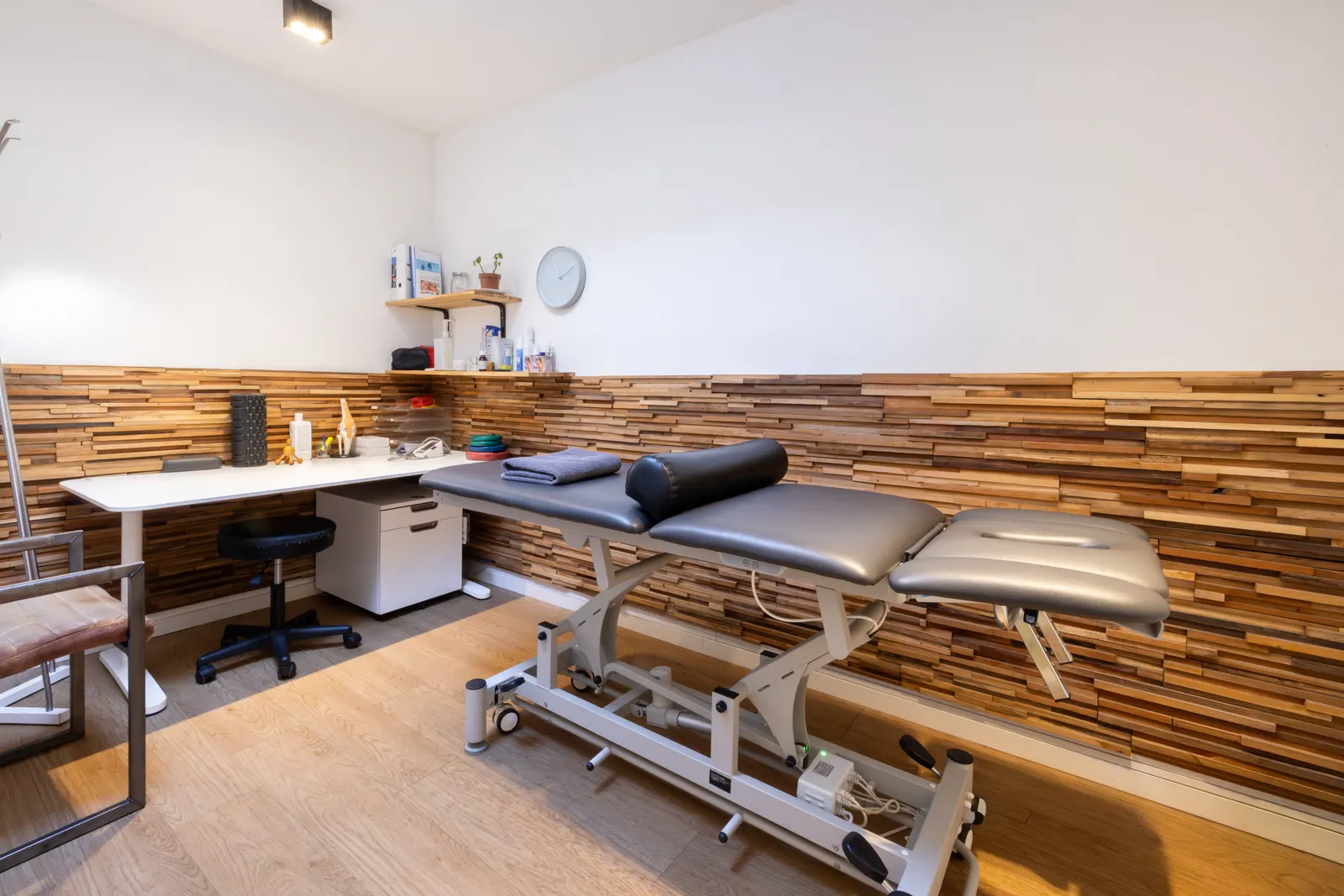 Fysiotherapeut behandelt cliënt in privébehandelkamer bij BeyondPhysio Amsterdam West